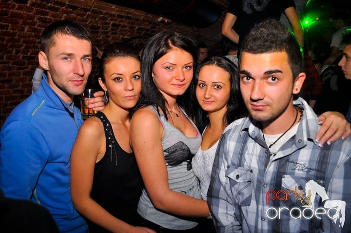 Distracţie în Club Escape, 