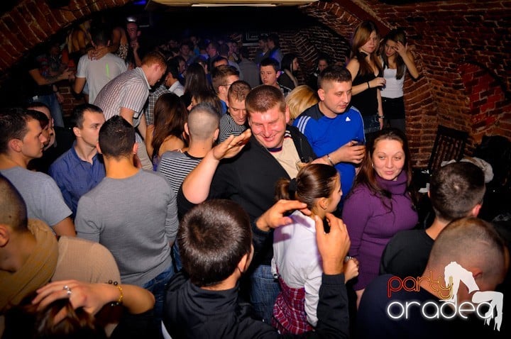 Distracţie în Club Escape, 