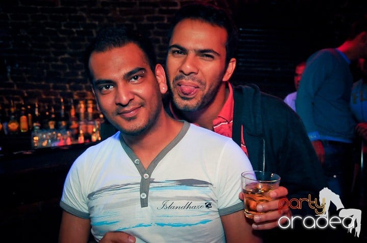 Distracţie în Club Escape, 