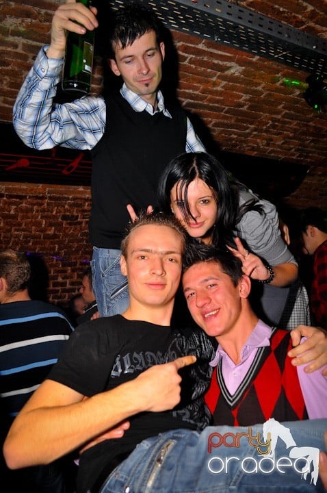 Distracţie în Club Escape, 