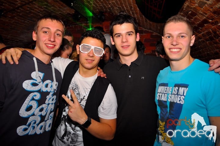 Distracţie în Club Escape, 