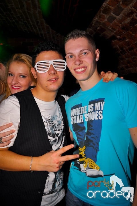 Distracţie în Club Escape, 