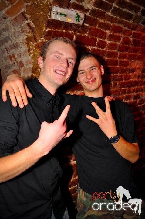 Distracţie în Club Escape, 