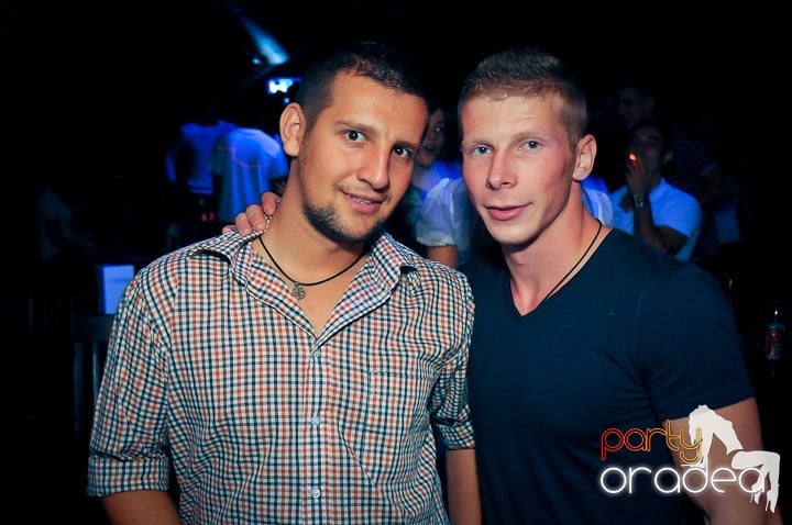 Distracţie în Club Escape, 