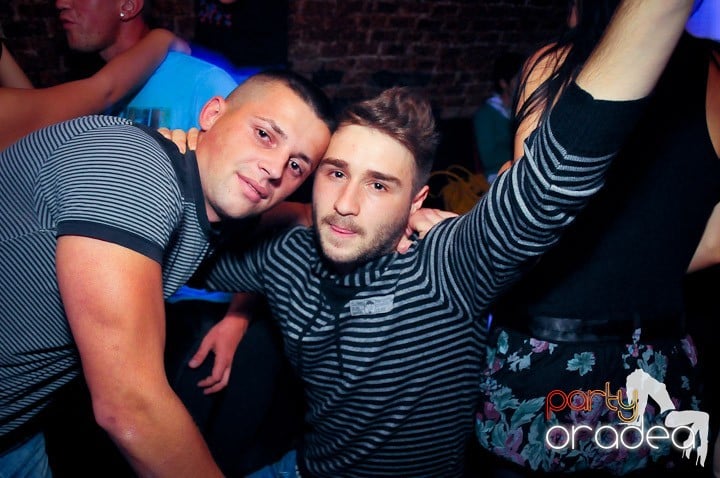 Distracţie în Club Escape, 