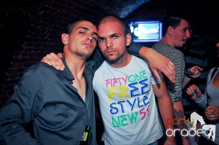 Distracţie în Club Escape, 