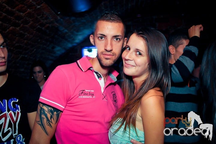 Distracţie în Club Escape, 