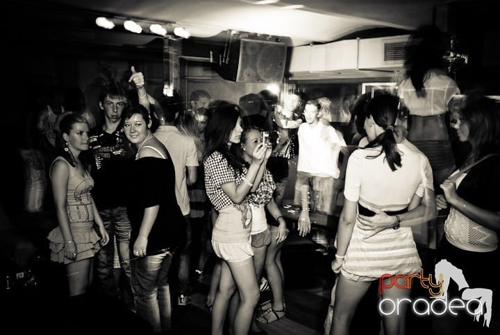 Distracţie în Club Seven, 