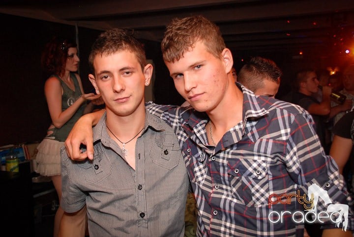 Distracţie în Club Seven, 