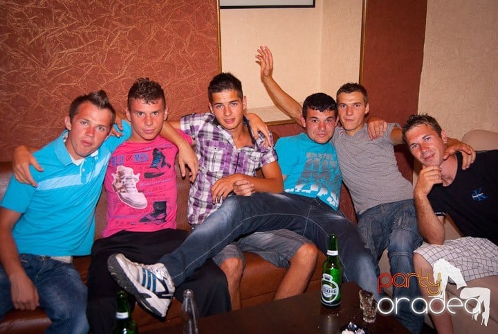 Distracţie în Club Seven, 