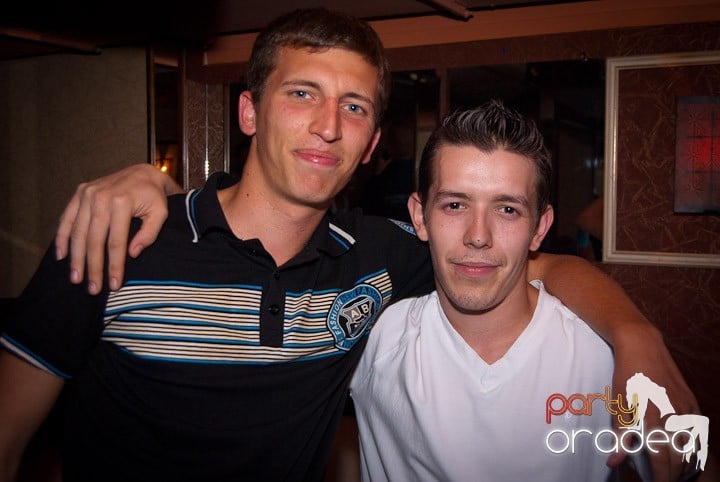 Distracţie în Club Seven, 