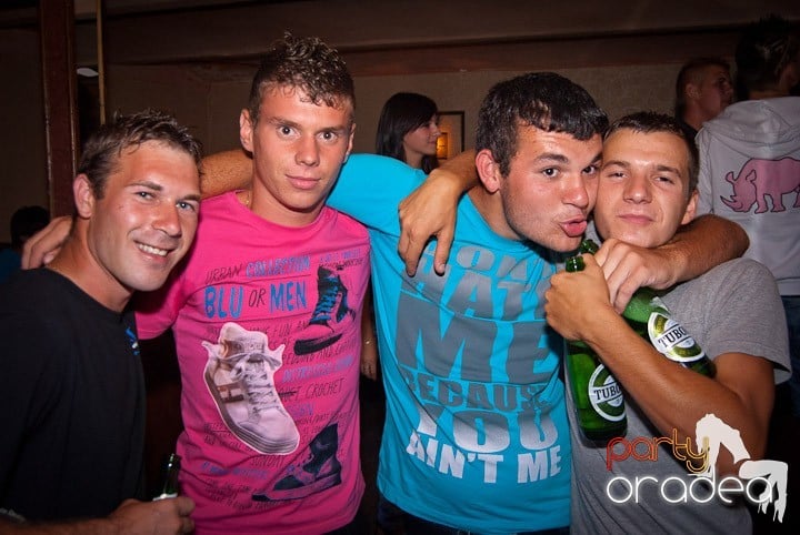 Distracţie în Club Seven, 