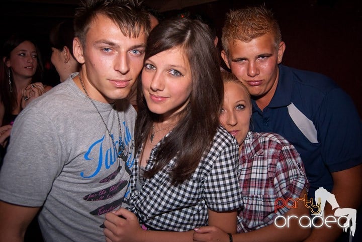 Distracţie în Club Seven, 