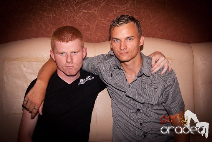 Distracţie în Club Seven, 