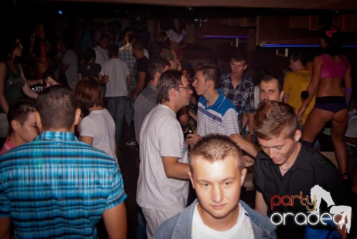 Distracţie în Club Seven, 