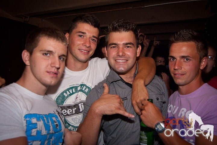 Distracţie în Club Seven, 