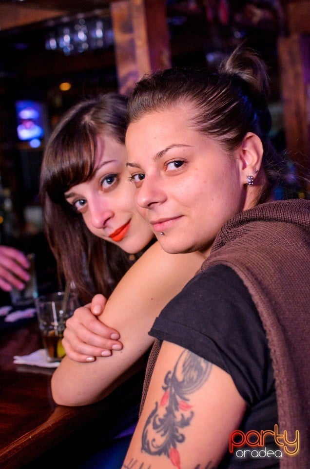 Distracţie în Columbus, Columbus Cafe