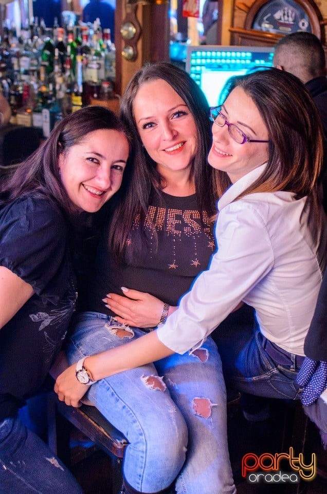 Distracţie în Columbus, Columbus Cafe