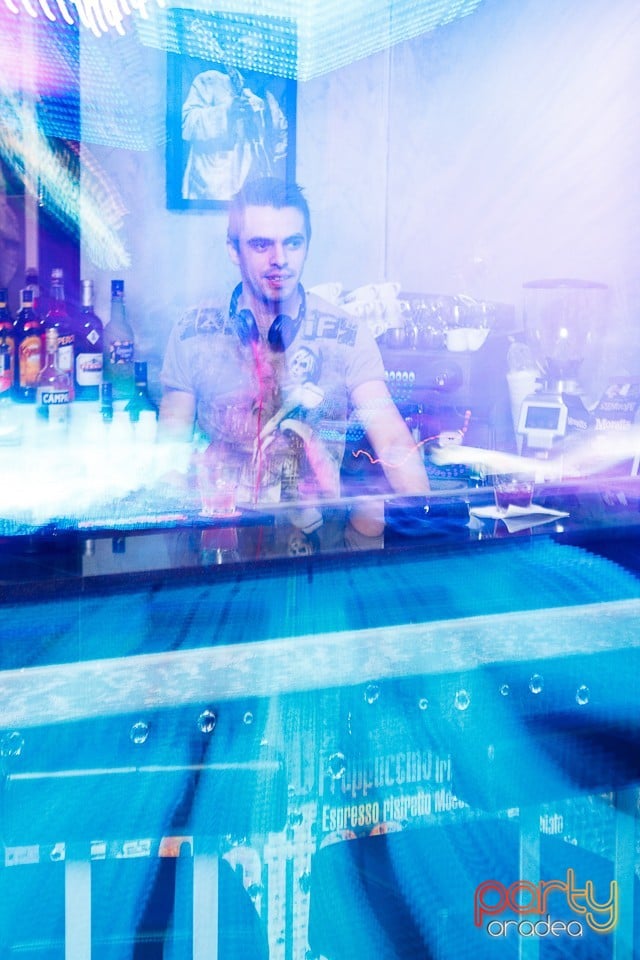 Distracţie în Icon Caffe, Icon Caffe