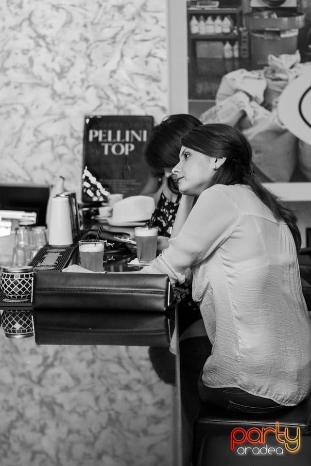 Distracţie în Icon Caffe, Icon Caffe