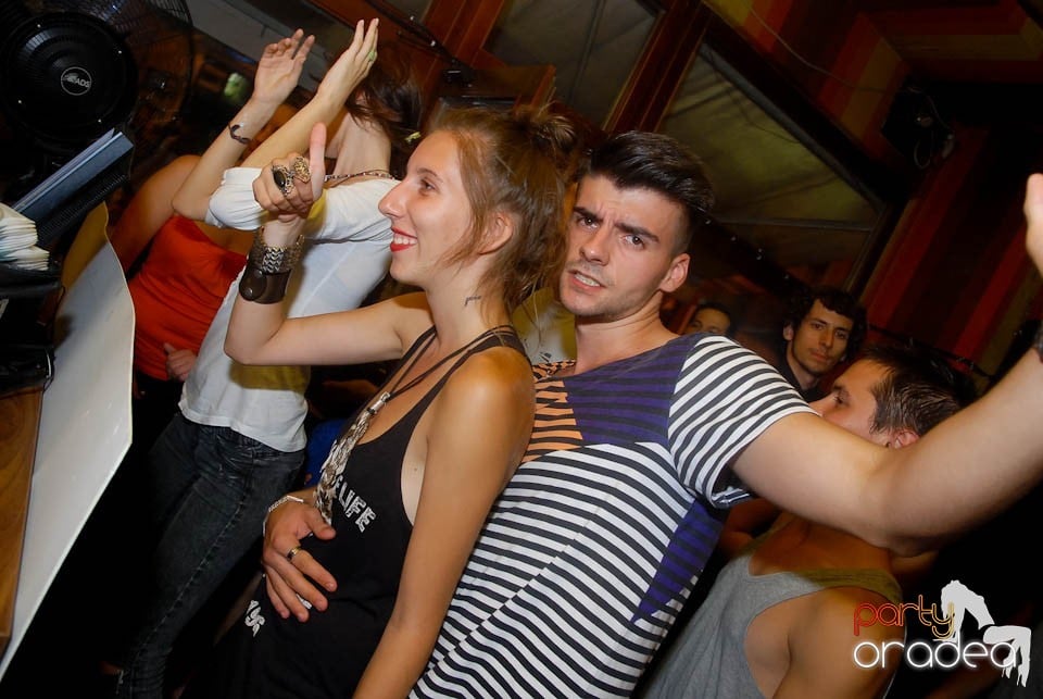 Distracţie în Juice Coffeehouse & Lounge Bar, Juice