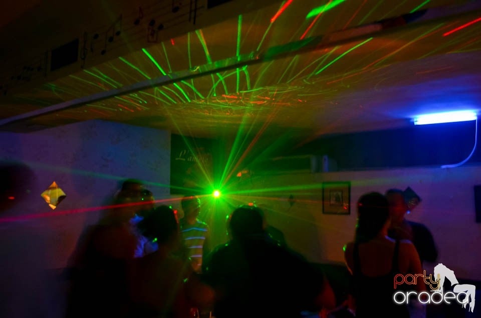 Distracţie în L'amore Caffe Club, 