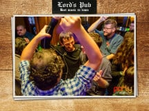 Distracţie în Lord's Pub