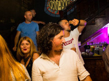 Distracţie în Lord's Pub