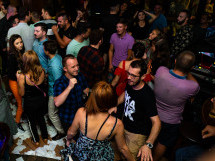 Distracţie în Lord's Pub