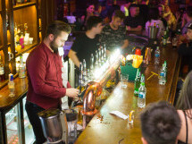 Distracţie în Lord's Pub