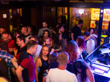 Distracție în Lord's Pub