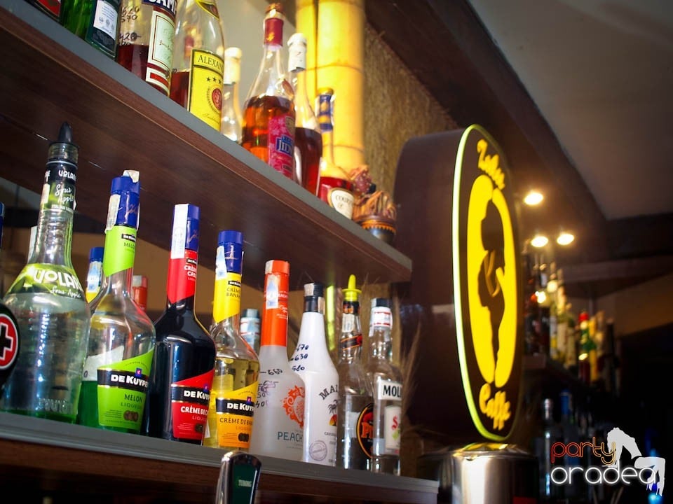 Distracţie în Zulu Caffe, Zulu Caffe