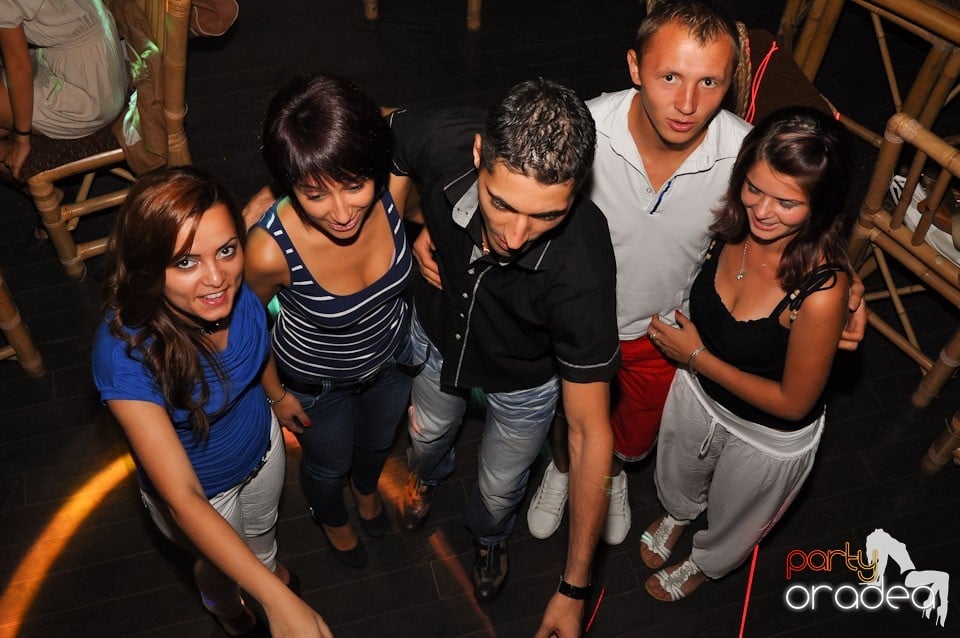 Distracţie în Zulu Caffe, Zulu Caffe