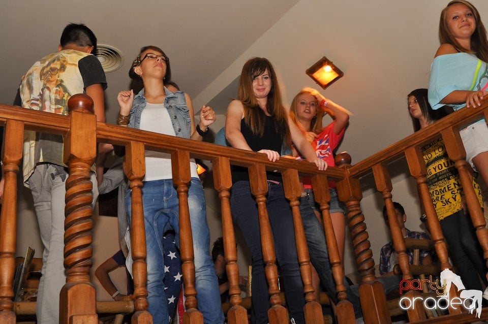 Distracţie în Zulu Caffe, Zulu Caffe