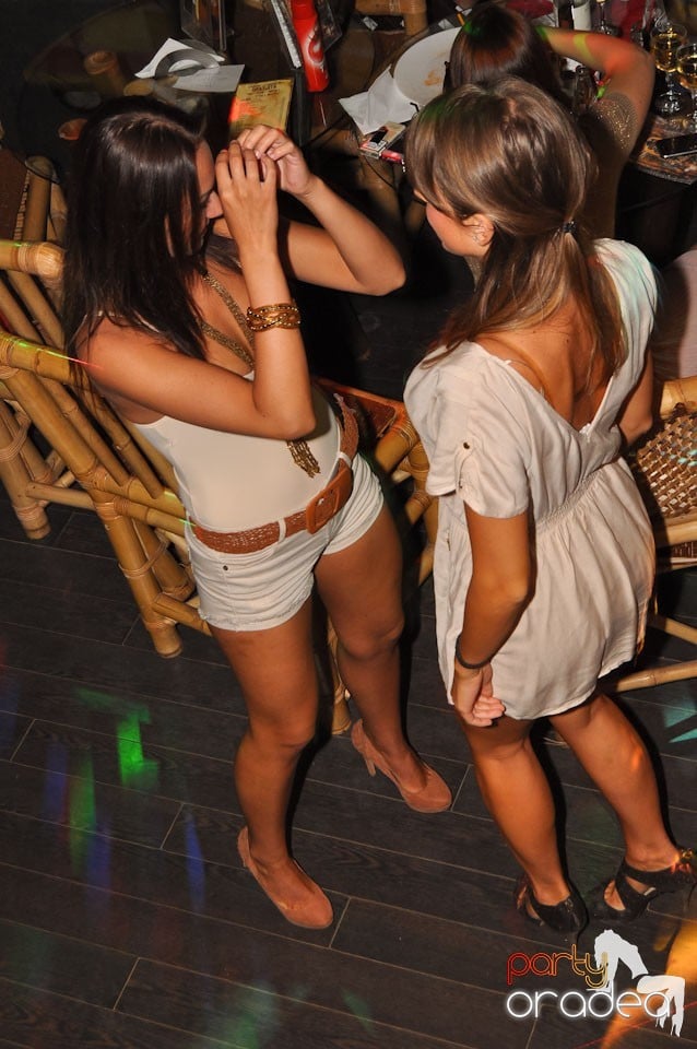 Distracţie în Zulu Caffe, Zulu Caffe