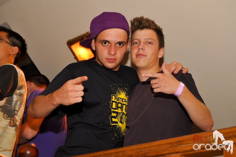 Distracţie în Zulu Caffe, Zulu Caffe