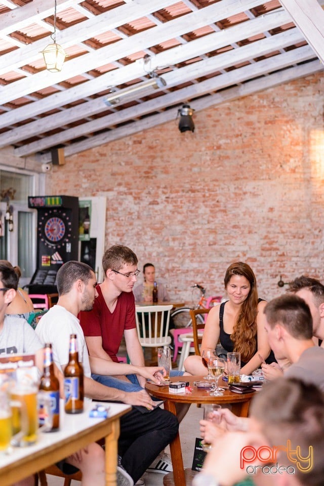 Distracţie la Bodega, Bodega