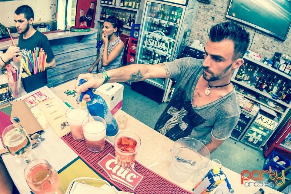 Distracţie la Bodega, Bodega