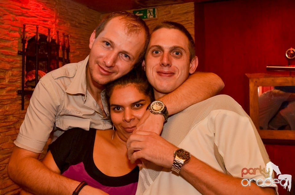 Distracţie la maxim în Club Downtown, 