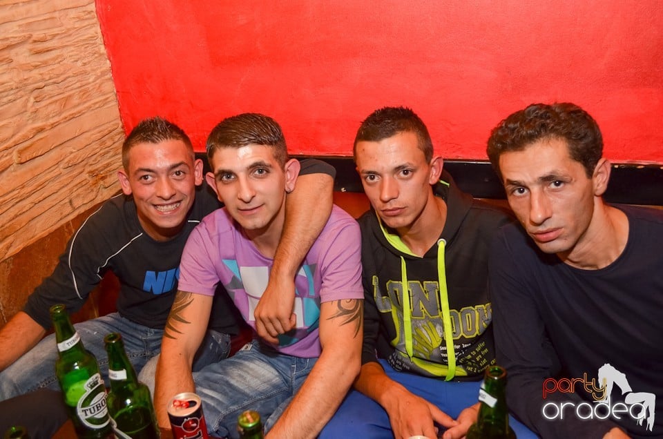 Distracţie la maxim în Club Downtown, 