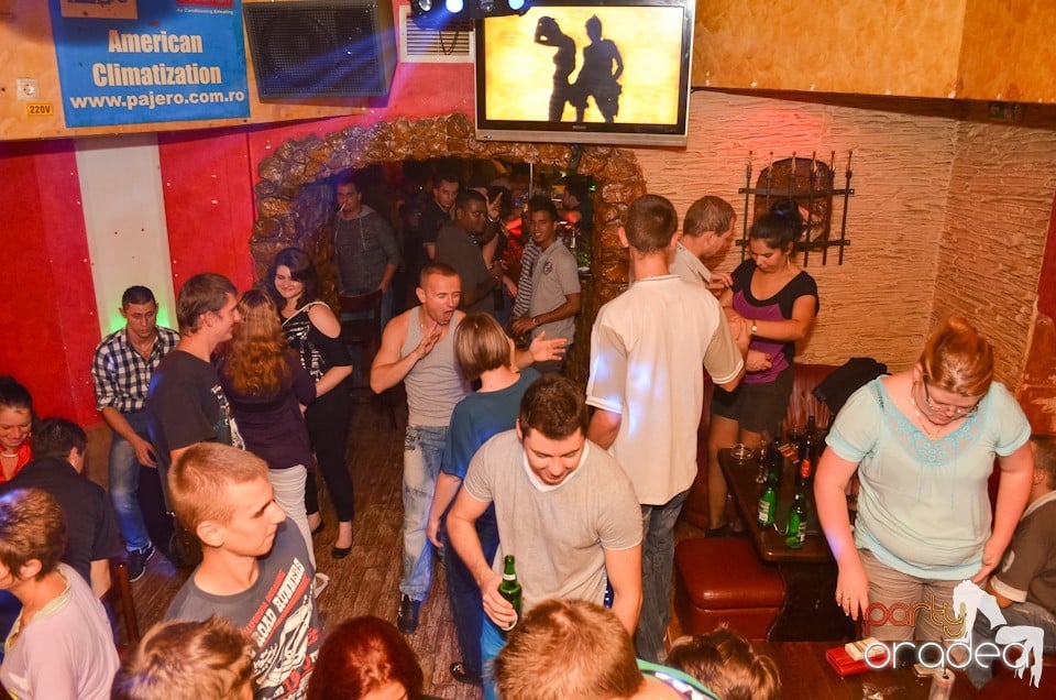 Distracţie la maxim în Club Downtown, 