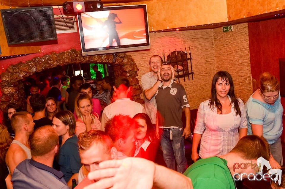 Distracţie la maxim în Club Downtown, 