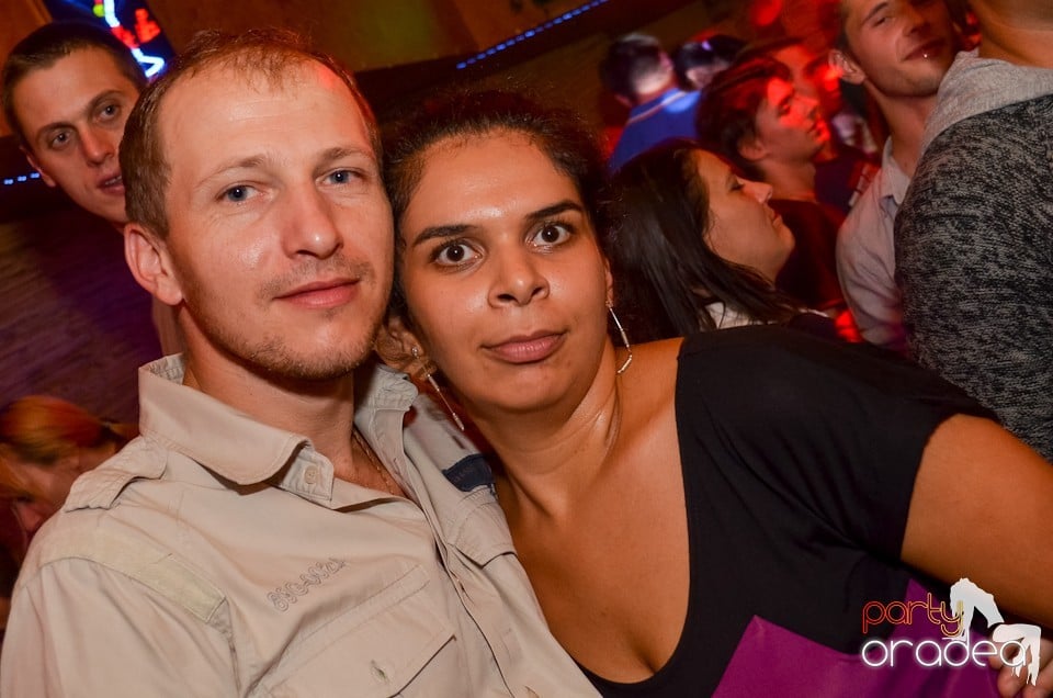 Distracţie la maxim în Club Downtown, 