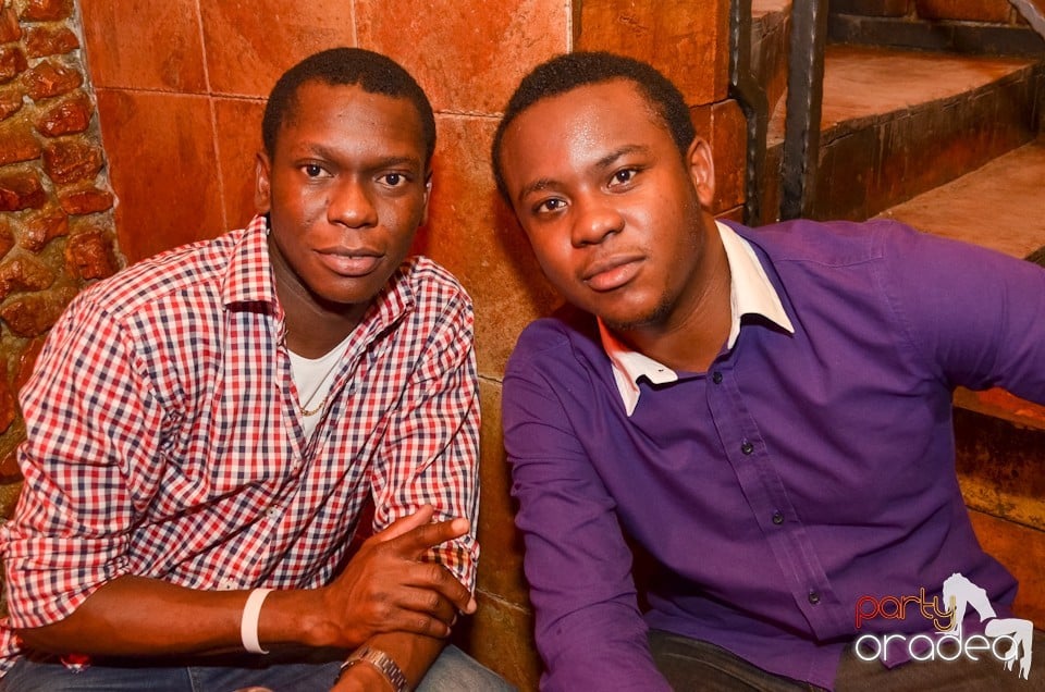 Distracţie la maxim în Club Downtown, 