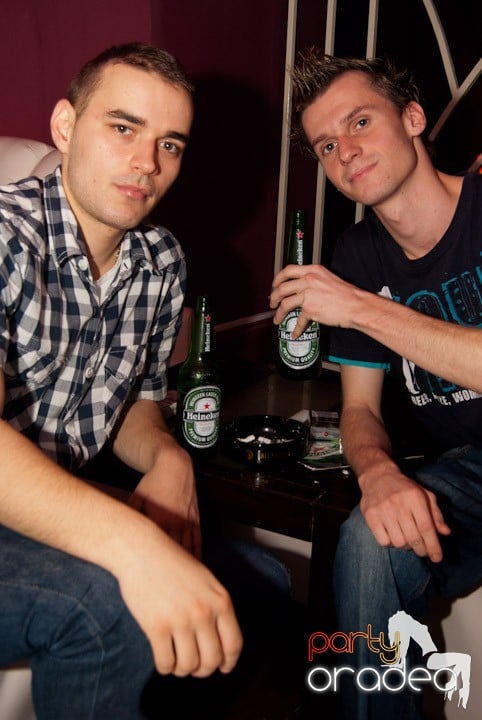 Distracţie mare în Club Atti's, 