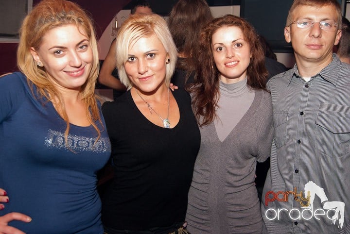 Distracţie mare în Club Atti's, 