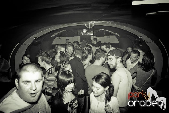 Distracţie mare în Club Atti's, 