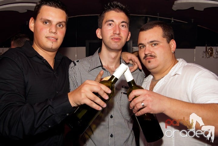 Distracţie mare în Club Atti's, 