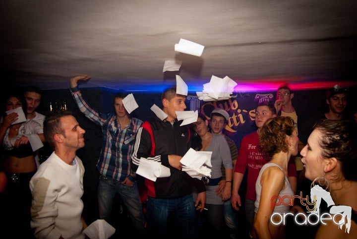 Distracţie mare în Club Atti's, 