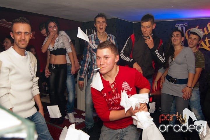 Distracţie mare în Club Atti's, 